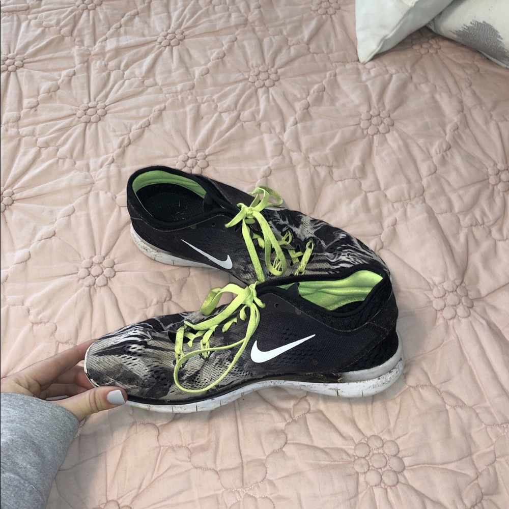 NIKE tennis shoes